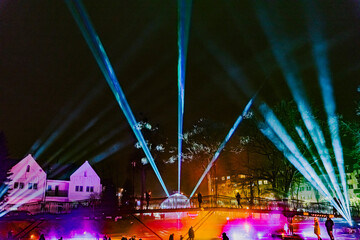 lasery, noc , miasto © Tom