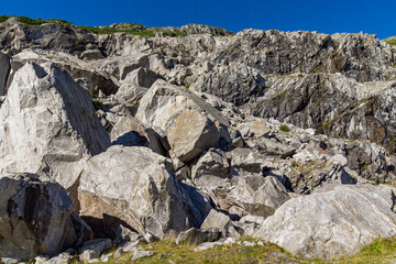 Felswand mit Steinbrocken