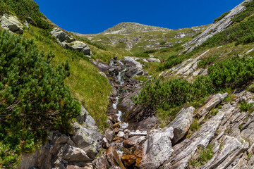 Ein kleiner Wasserfall in den Bergen