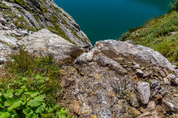 Felsen an einem Gebirgssee