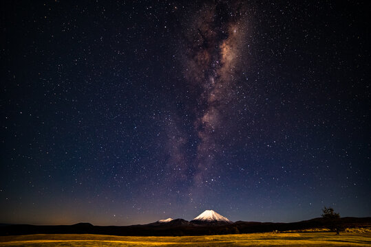 Der Sternenhimmel &uuml;ber dem Mt. Ngauruhoe im Tongariro Nationalpark auf der Nordinsel Neuseelands. Hier l&auml;sst sich mit dem "Tongariro Crossing" eine der sch&ouml;nsten Wanderungen der Welt durchf&uuml;hren.