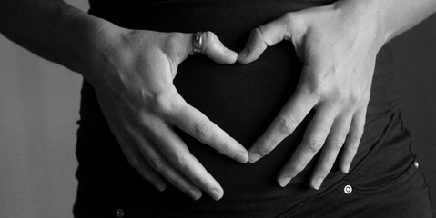 Donna incinta che aspetta il suo amato bambino