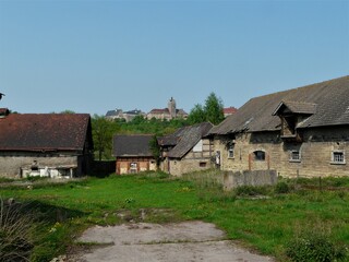 Ruinen eines alten Gehöfts / Bauernhof mit mehreren Gebäuden