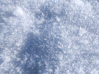 Nahaufnahme von Schnee und Eiskristallen	