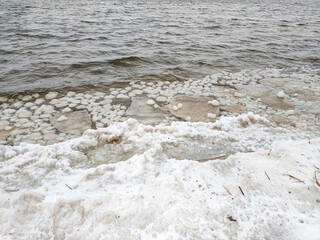 Fototapeta na wymiar Eisschollen auf einem See, bei eisigen Temperaturen