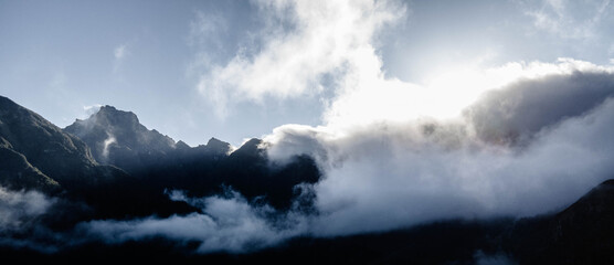 Vale montanhoso coberto de nuvens e nevoeiro