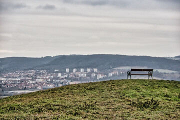 Aussichtspunkt mit Bank auf dem Grafenberg bei der Kunitzburg in Jena, Thüringen, Deutschland	