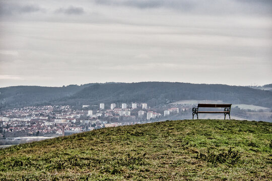 Einsame Parkbank am Aussichtspunkt im Weinbaugebiet Jenaer Grafenberg mit Panoramablick &uuml;ber Jena und das Saaletal, Th&uuml;ringen, Deutschland
