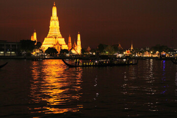 Naklejka premium Wat Arun at Night