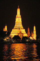 Fototapeta premium Wat Arun at Night
