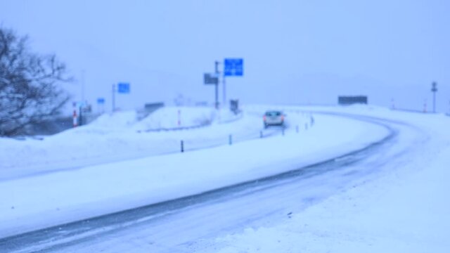 冬の雪道　道路　交通イメージ