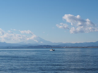 雄大な富士山と船