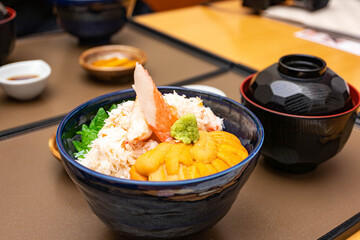 雲丹と蟹肉が山盛りに載った海鮮丼