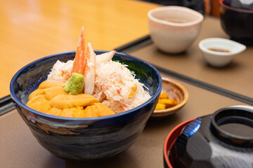 雲丹と蟹肉が山盛りに載った海鮮丼