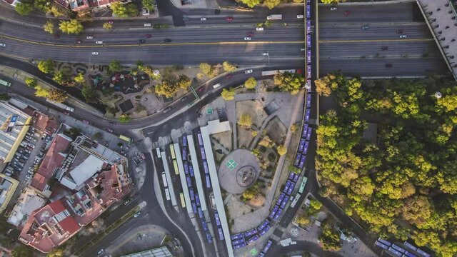Hyperlapse de autos y camiones pasando en la Ciudad de M&eacute;xico