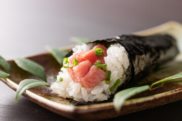 舌にとろける、トロ鉄火の手巻き寿司