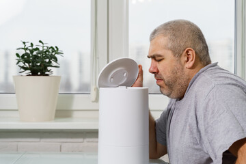 the man opened the lid of the humidifier and did not smell a pleasant smell.