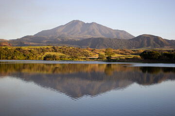 Lago bajo volc&aacute;n monta&ntilde;a naturaleza mexicana atardecer reflejo natural agua laguna cielo azul