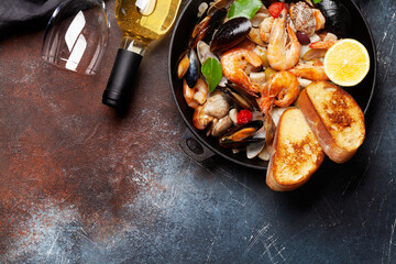 Mixed grilled seafood and white wine