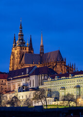 Fototapeta na wymiar night view of Prague's Prague castle and cathedral