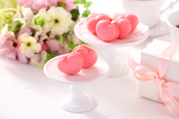 ピンクのハート型マカロン スプリングブーケ　プレゼント