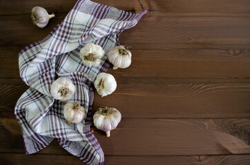Fototapeta na wymiar garlic on a wooden background and a napkin close up