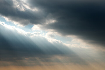 雲の隙間から天使のはしご暗い空