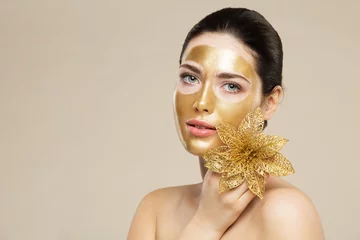 Schönheits-Gesichts-Goldmaske. Woman Golden Peel off Feuchtigkeitsspendende Gesichtsmaske. Luxuriöse kosmetische Hautpflege © inarik