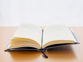 開いた本に挟んだ紐のしおり