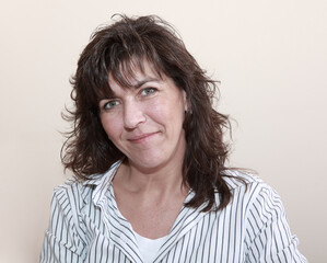 Fröhliche mittelalte Frau