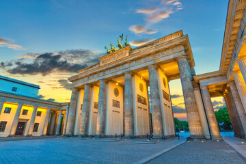 Obraz premium Berlin Germany, sunset city skyline at Brandenburg Gate (Brandenburger Tor)