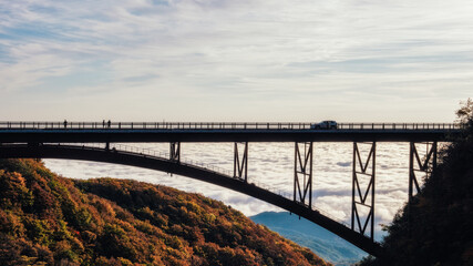 つばくろ谷の紅葉と雲海（磐梯吾妻スカイライン）