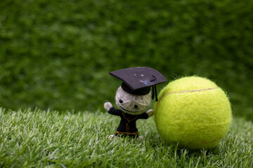 Naklejka premium Tennis player Graduate with green grass background