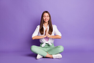 Photo portrait full body view of woman with closed eyes hands together sitting in lotus pose...