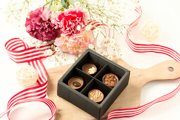 バレンタイン, チョコ, チョコレート, リボン, かわいい, 白バック, 白背景, イベント, 年中行事, 行事, 2月14日, 2/14, 2月, 冬, プレゼント, 恋人, カップル, 男女, ギフト, 菓子, スイーツ, 食べ物, バレンタインデー, ハート, 春, 洋菓子, 贈り物, ラブ, 甘い, 愛, 明るい, 恋, 花びら, セントバレンタインデー, 季節イベント, ライフスタイル
