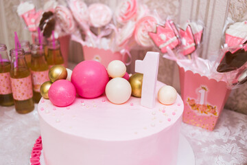 Candy bar and pink meringue for the girl's first birthday.