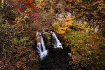 明神滝と紅葉（天栄村）