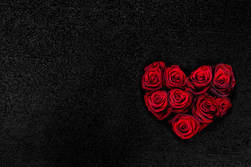 Obraz premium Heart shaped red roses bouquet on rustic wooden background