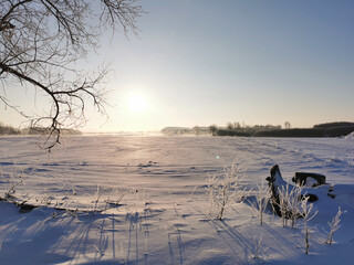 Wschód słońca zimą, zaszronione gałęzie © Joanna