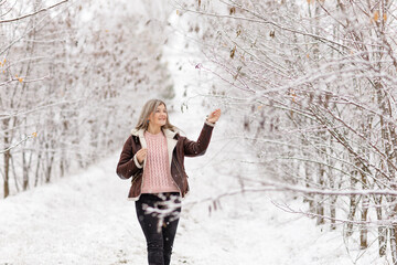 Fototapeta na wymiar woman in winter forest