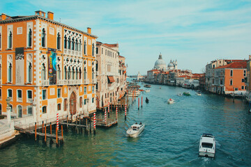 Fototapeta na wymiar view of Venice's grand canal with bridge at the bottom