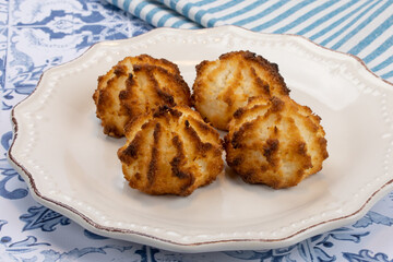 gâteaux rocher à la noix de coco dans une assiette