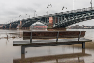 Hochwasser am Mainzer Rheinufer 