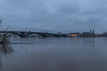 Fototapeta na wymiar Brücke über den Rhein in Mainz an einem Winterabend mit Hochwasser