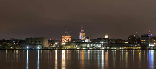 Fototapeta na wymiar Dom und Skyline von Mainz bei Nacht