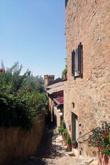 Fototapeta na wymiar Vicolo medievale di Orvieto con facciata antica