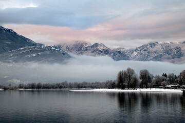 Obraz na płótnie Canvas Winter and snow at the lake 
