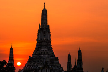 Fototapeta premium A close-up view of the background of a major tourist attraction in Bangkok of Thailand (Wat Arun Ratchawararam Ratchaworamahawihan) is a large chedi installed on the Chao Phraya River.