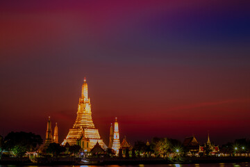 Fototapeta premium A close-up view of the background of a major tourist attraction in Bangkok of Thailand (Wat Arun Ratchawararam Ratchaworamahawihan) is a large chedi installed on the Chao Phraya River.