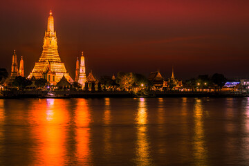 Fototapeta premium Wat Arun in twilight, It is spectacular,This is an important landmark and a famous tourist destination at bangkok in thailand.